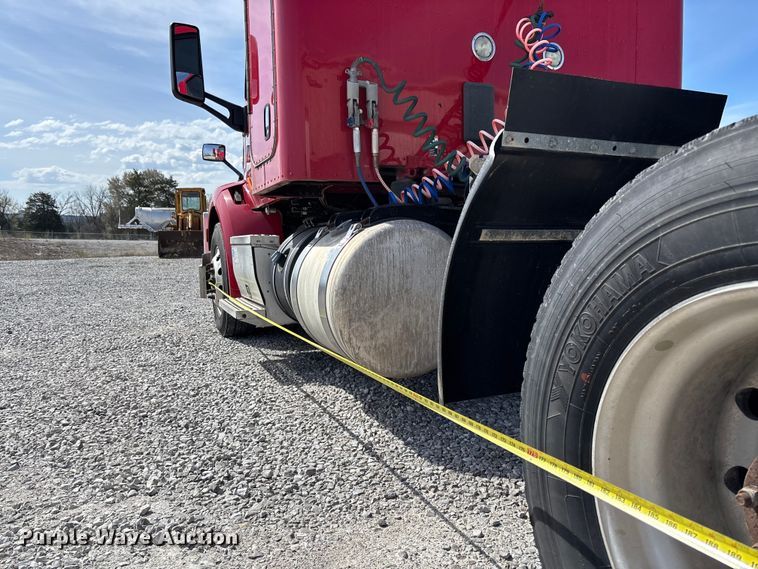 image for item FB3268 2019 Peterbilt 579 semi truck