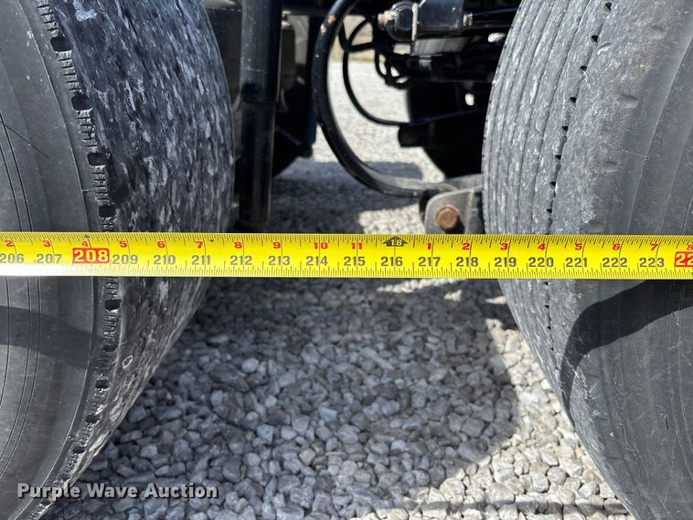 image for item FB3268 2019 Peterbilt 579 semi truck