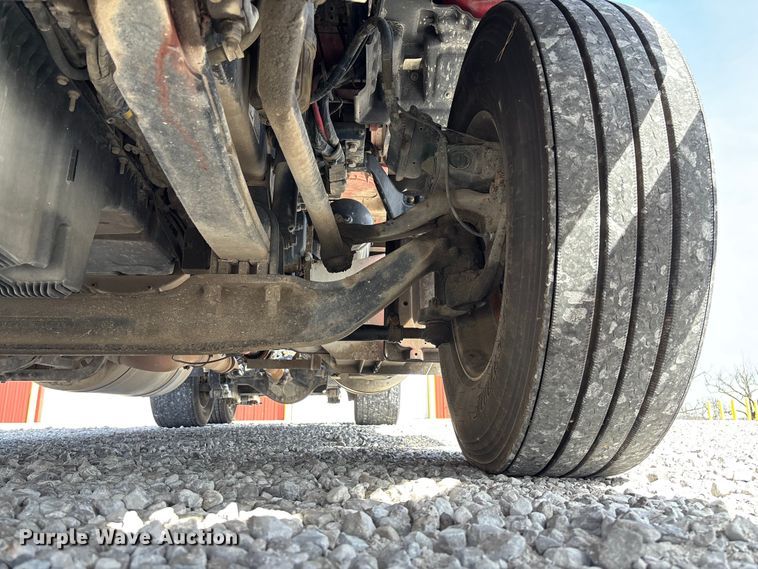 image for item FB3268 2019 Peterbilt 579 semi truck