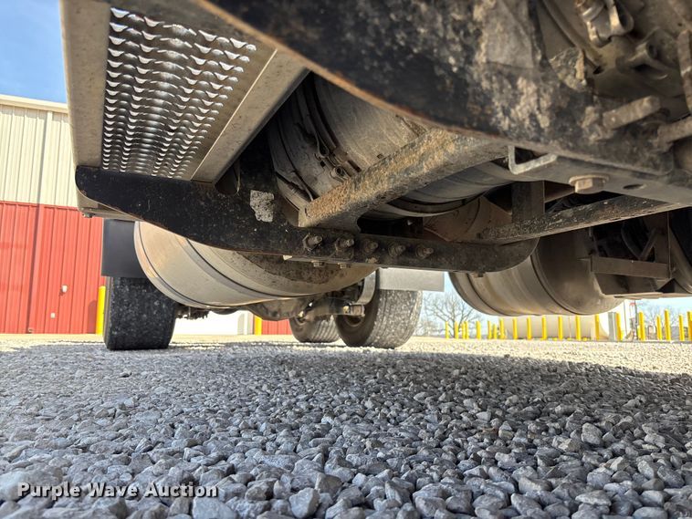 image for item FB3268 2019 Peterbilt 579 semi truck