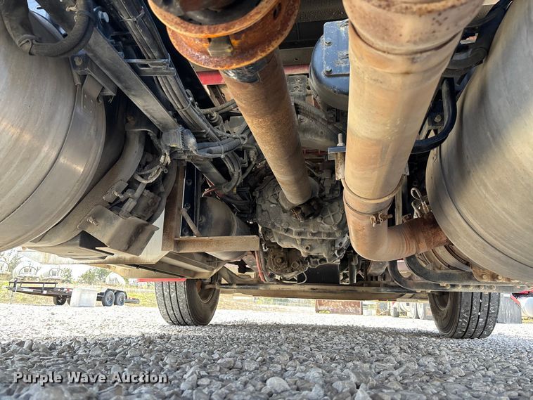 image for item FB3268 2019 Peterbilt 579 semi truck