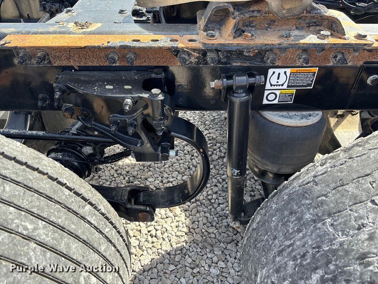 image for item FB3268 2019 Peterbilt 579 semi truck