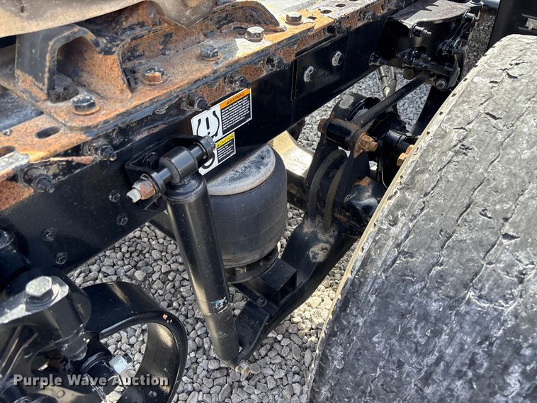 image for item FB3268 2019 Peterbilt 579 semi truck