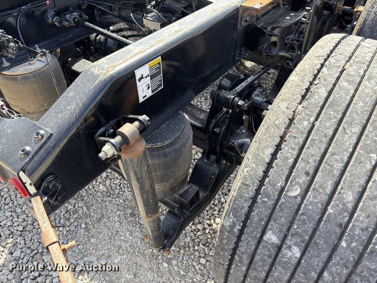 image for item FB3268 2019 Peterbilt 579 semi truck