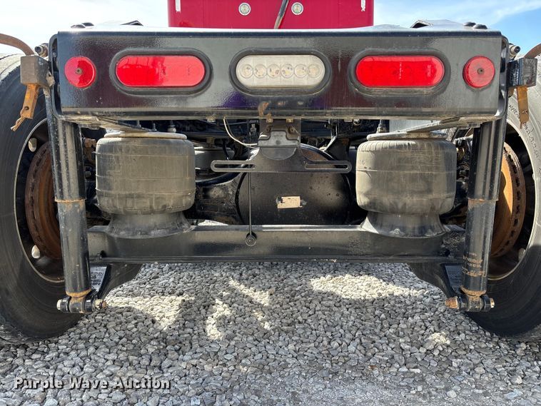 image for item FB3268 2019 Peterbilt 579 semi truck