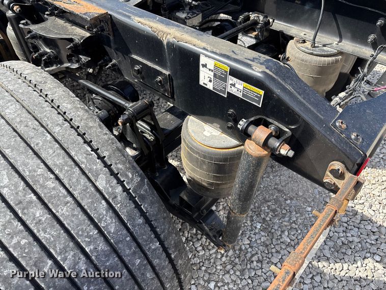 image for item FB3268 2019 Peterbilt 579 semi truck