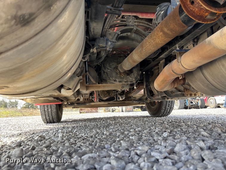 image for item FB3268 2019 Peterbilt 579 semi truck