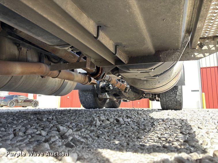 image for item FB3268 2019 Peterbilt 579 semi truck