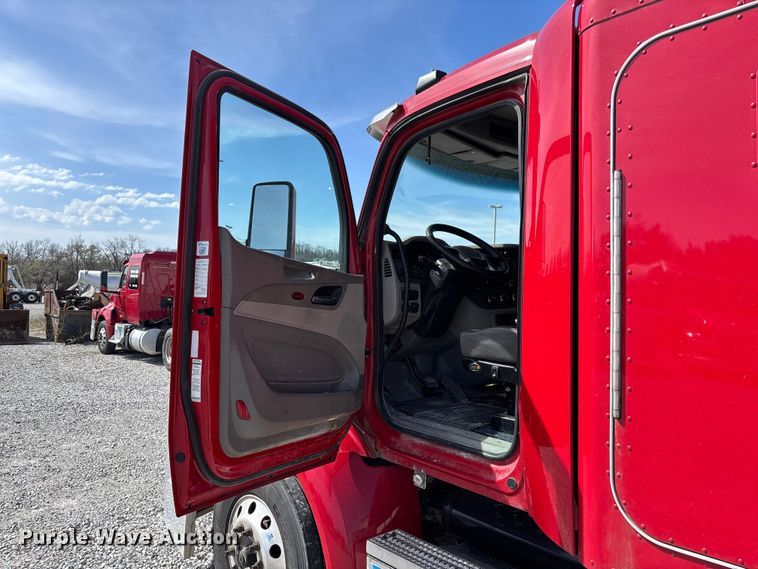 image for item FB3268 2019 Peterbilt 579 semi truck