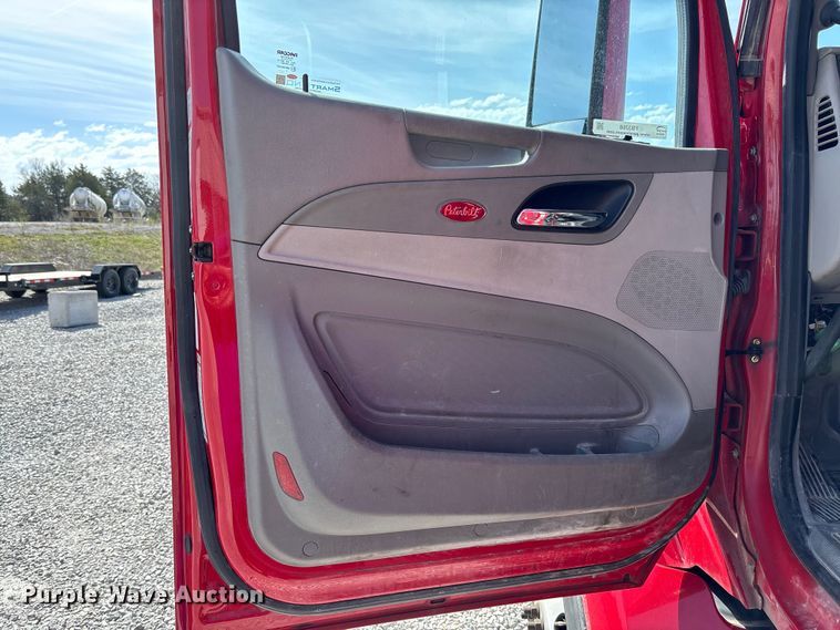 image for item FB3268 2019 Peterbilt 579 semi truck
