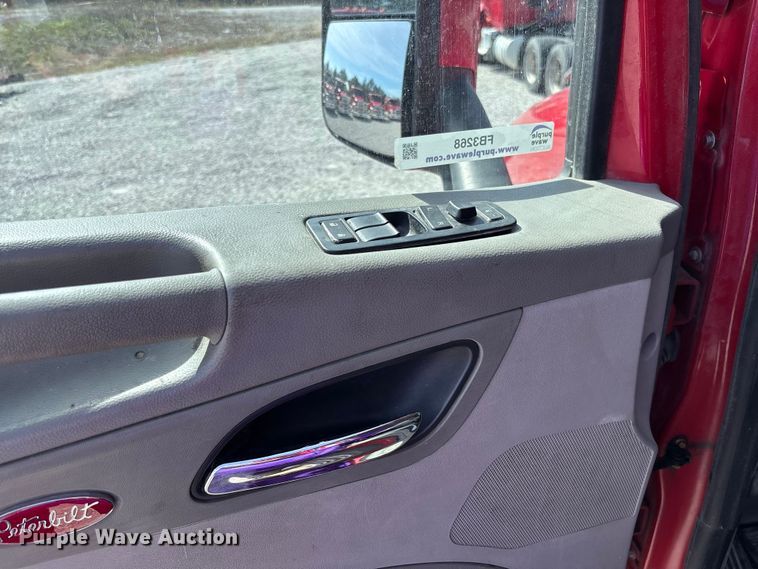image for item FB3268 2019 Peterbilt 579 semi truck