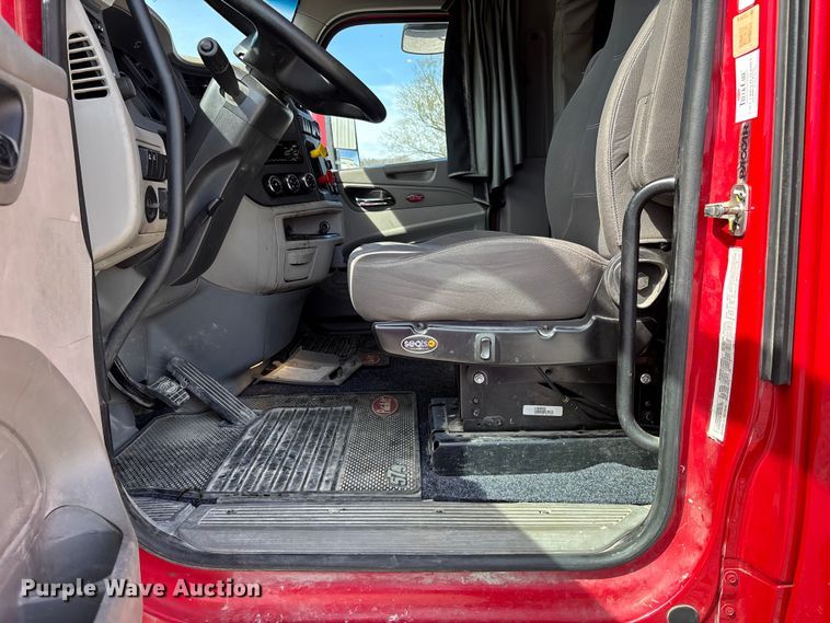 image for item FB3268 2019 Peterbilt 579 semi truck