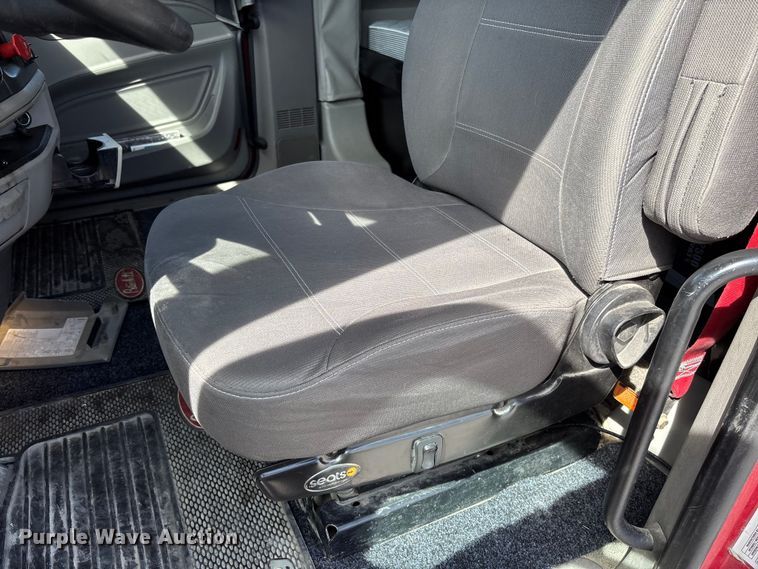 image for item FB3268 2019 Peterbilt 579 semi truck