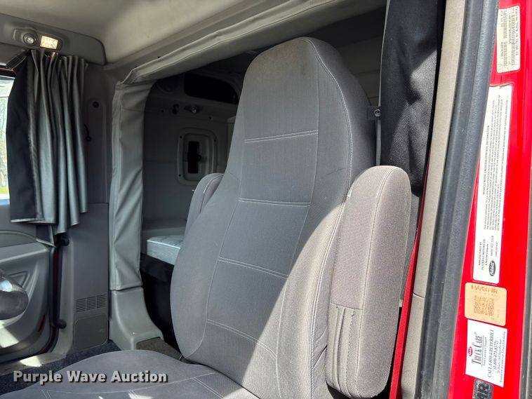 image for item FB3268 2019 Peterbilt 579 semi truck