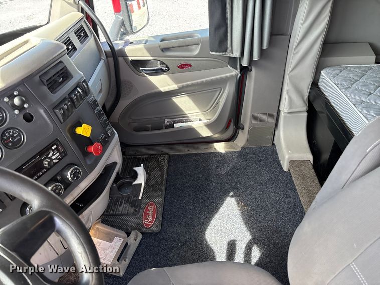 image for item FB3268 2019 Peterbilt 579 semi truck