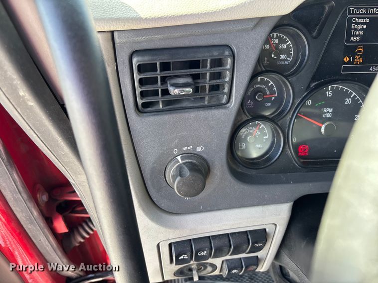 image for item FB3268 2019 Peterbilt 579 semi truck