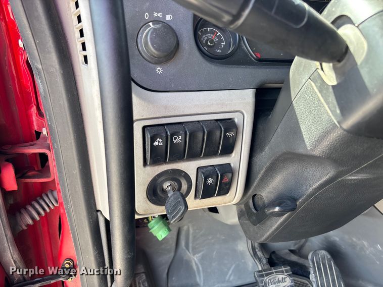 image for item FB3268 2019 Peterbilt 579 semi truck