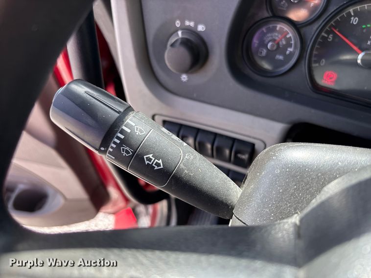 image for item FB3268 2019 Peterbilt 579 semi truck