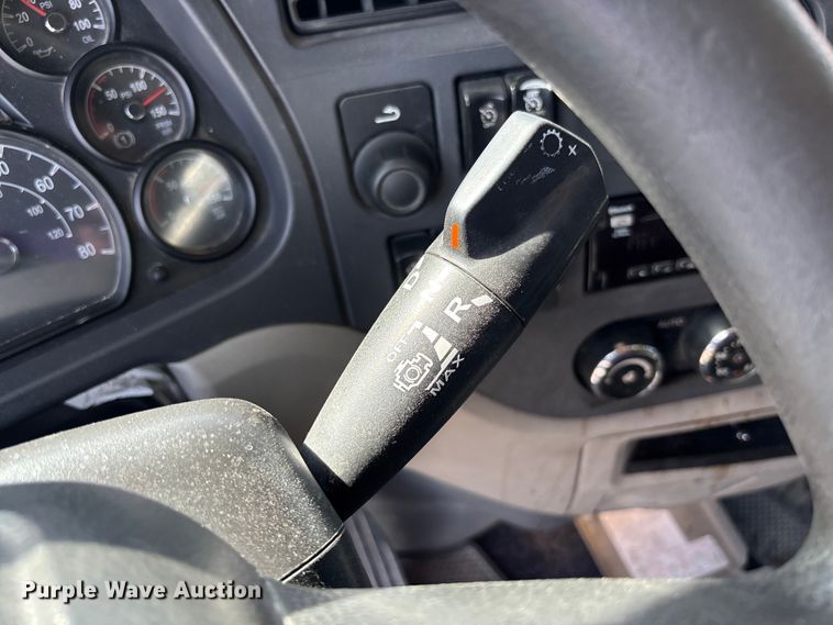 image for item FB3268 2019 Peterbilt 579 semi truck