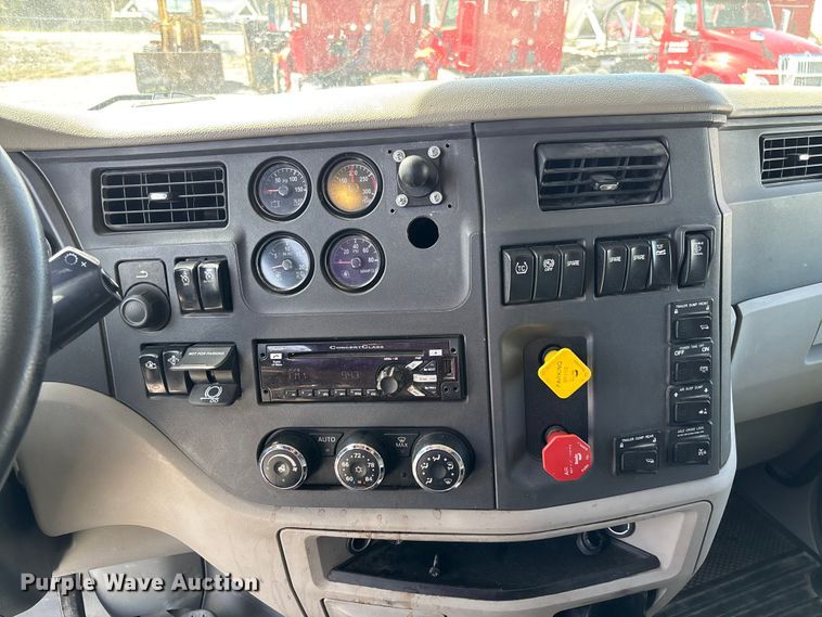 image for item FB3268 2019 Peterbilt 579 semi truck