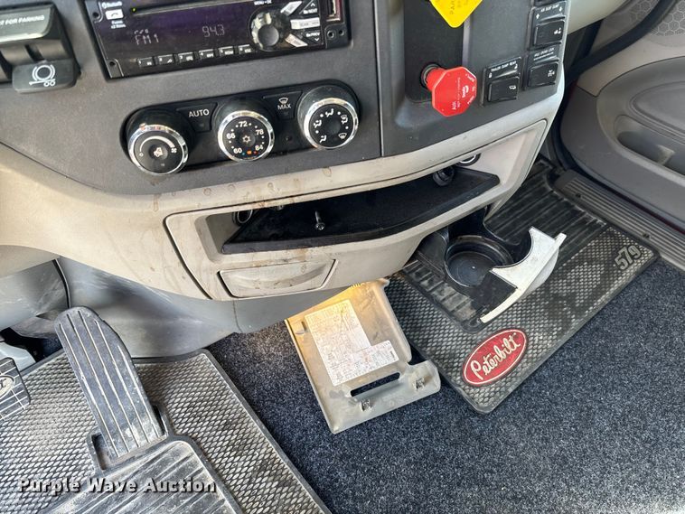 image for item FB3268 2019 Peterbilt 579 semi truck