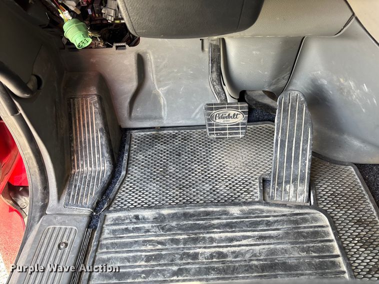 image for item FB3268 2019 Peterbilt 579 semi truck