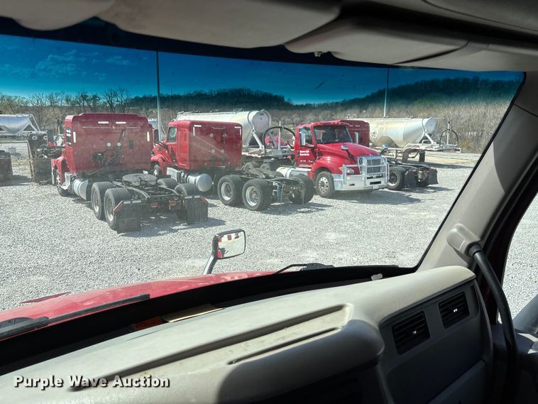 image for item FB3268 2019 Peterbilt 579 semi truck