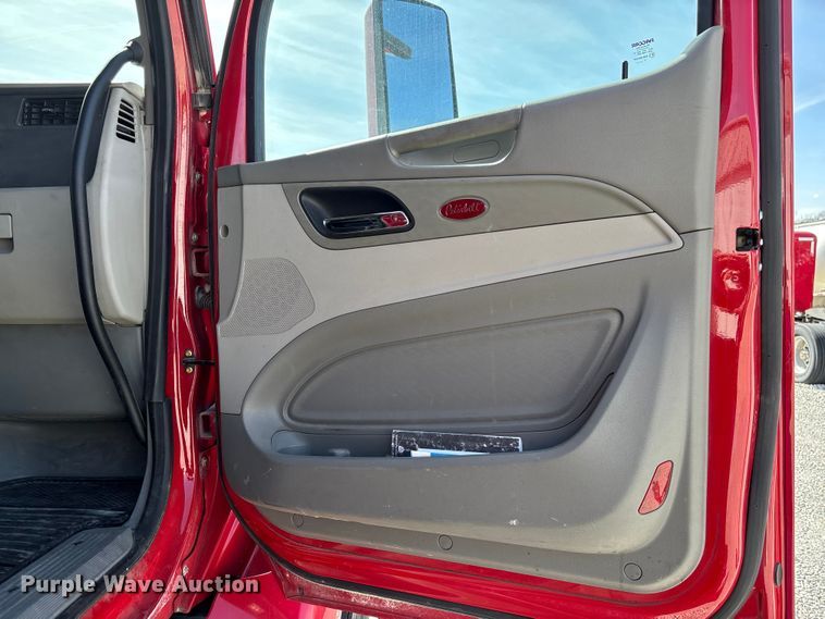 image for item FB3268 2019 Peterbilt 579 semi truck