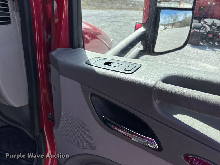 image for item FB3268 2019 Peterbilt 579 semi truck