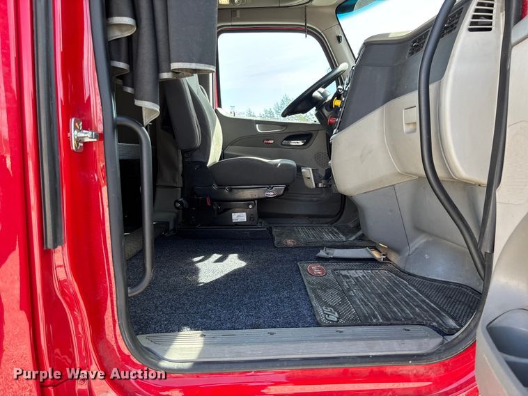 image for item FB3268 2019 Peterbilt 579 semi truck