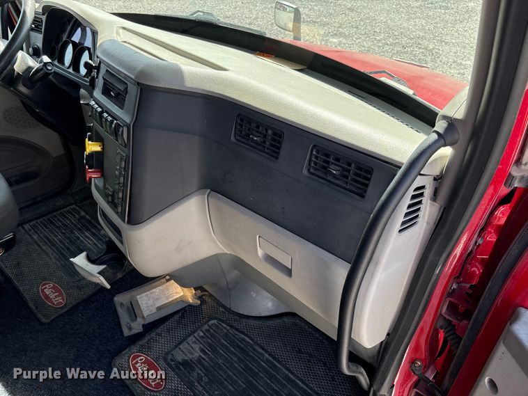 image for item FB3268 2019 Peterbilt 579 semi truck