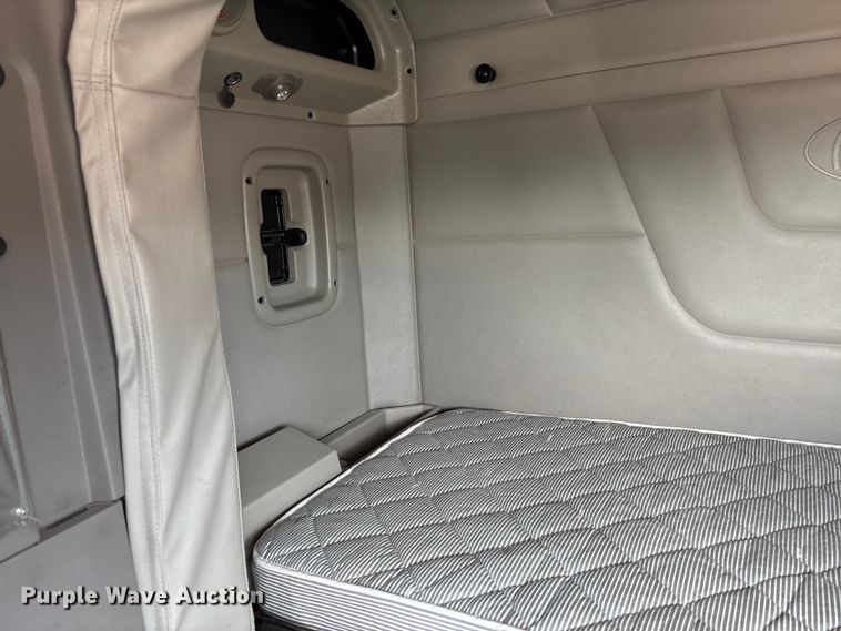 image for item FB3268 2019 Peterbilt 579 semi truck