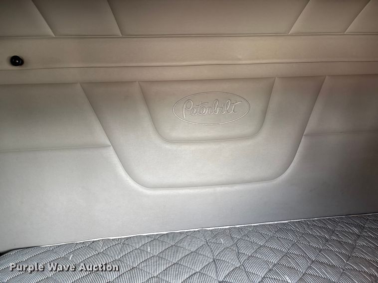 image for item FB3268 2019 Peterbilt 579 semi truck