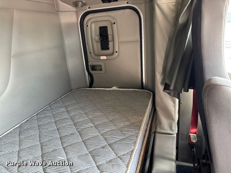 image for item FB3268 2019 Peterbilt 579 semi truck