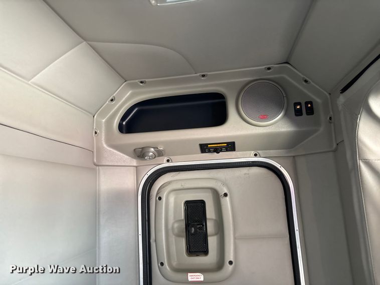 image for item FB3268 2019 Peterbilt 579 semi truck