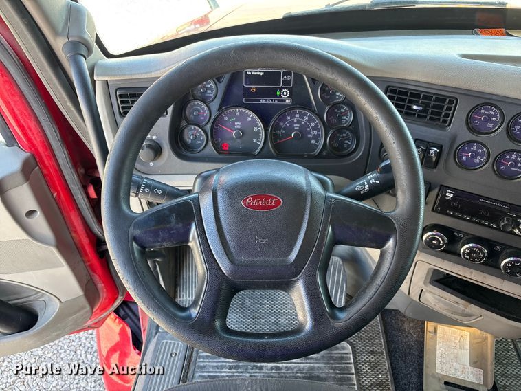 image for item FB3268 2019 Peterbilt 579 semi truck