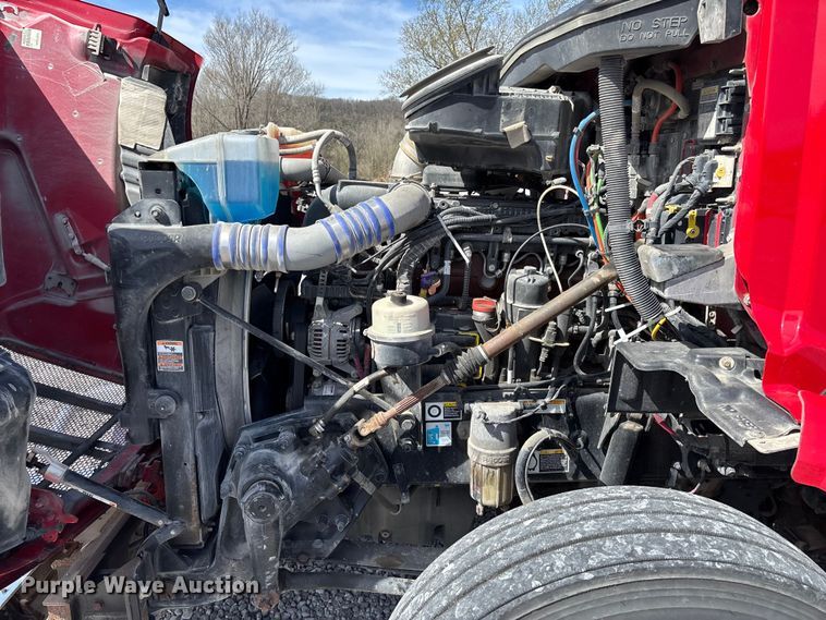 image for item FB3268 2019 Peterbilt 579 semi truck