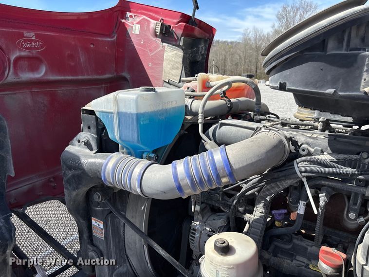 image for item FB3268 2019 Peterbilt 579 semi truck