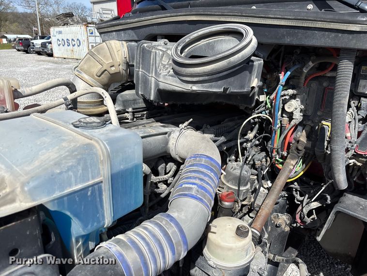 image for item FB3268 2019 Peterbilt 579 semi truck