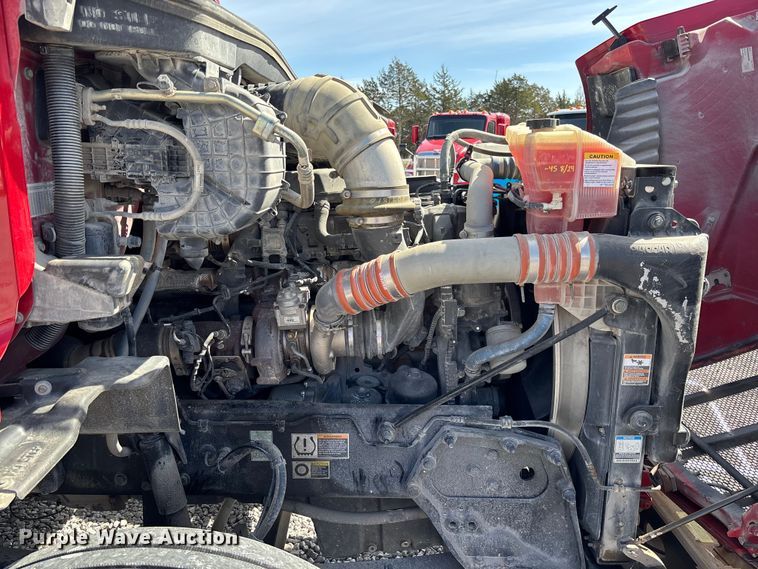 image for item FB3268 2019 Peterbilt 579 semi truck