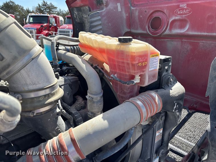 image for item FB3268 2019 Peterbilt 579 semi truck