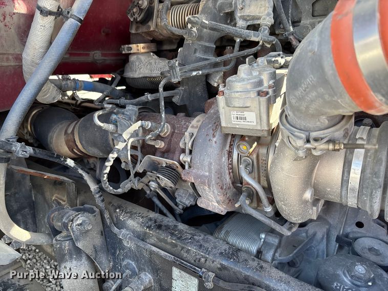 image for item FB3268 2019 Peterbilt 579 semi truck