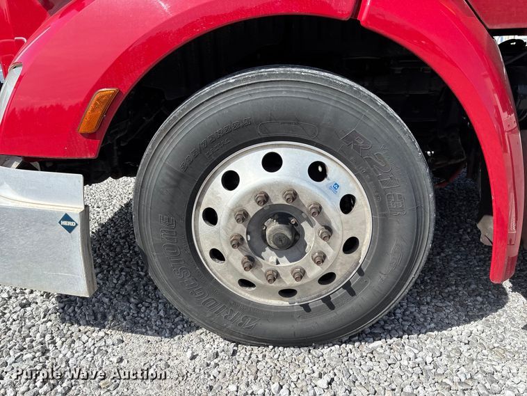 image for item FB3268 2019 Peterbilt 579 semi truck