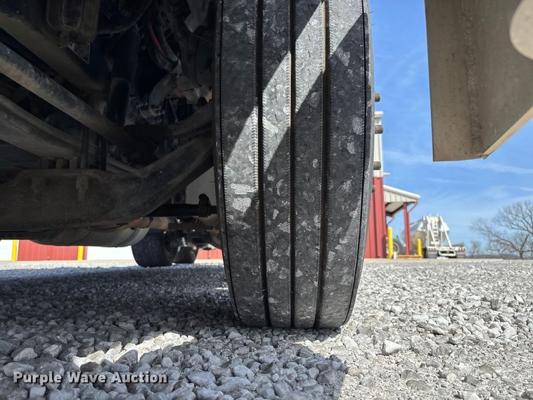 image for item FB3268 2019 Peterbilt 579 semi truck