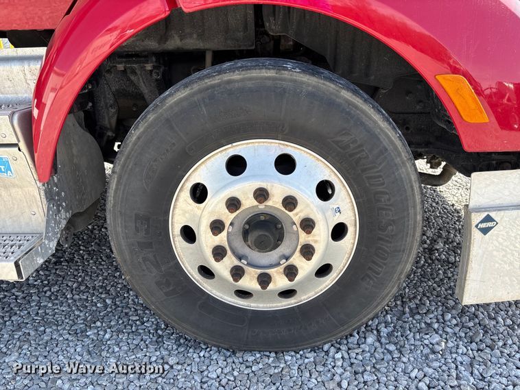 image for item FB3268 2019 Peterbilt 579 semi truck