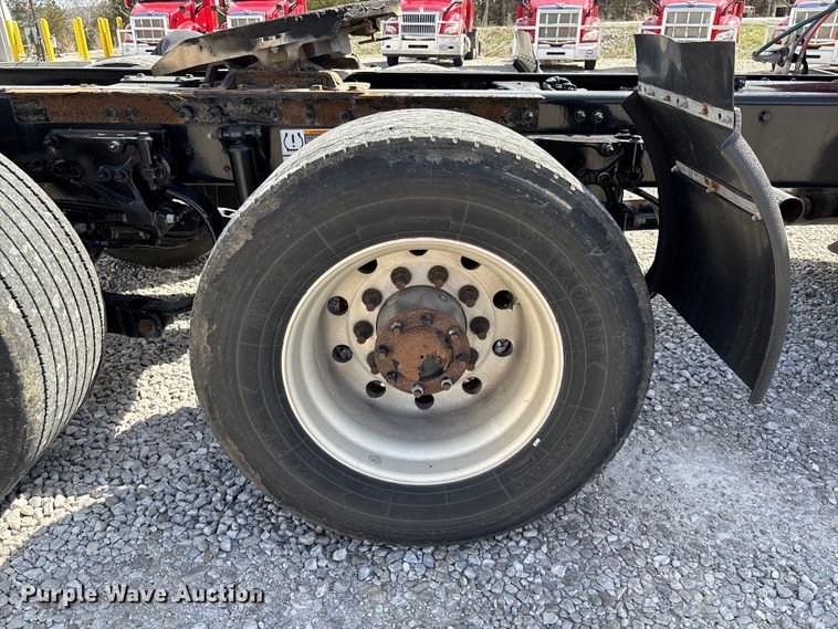 image for item FB3268 2019 Peterbilt 579 semi truck