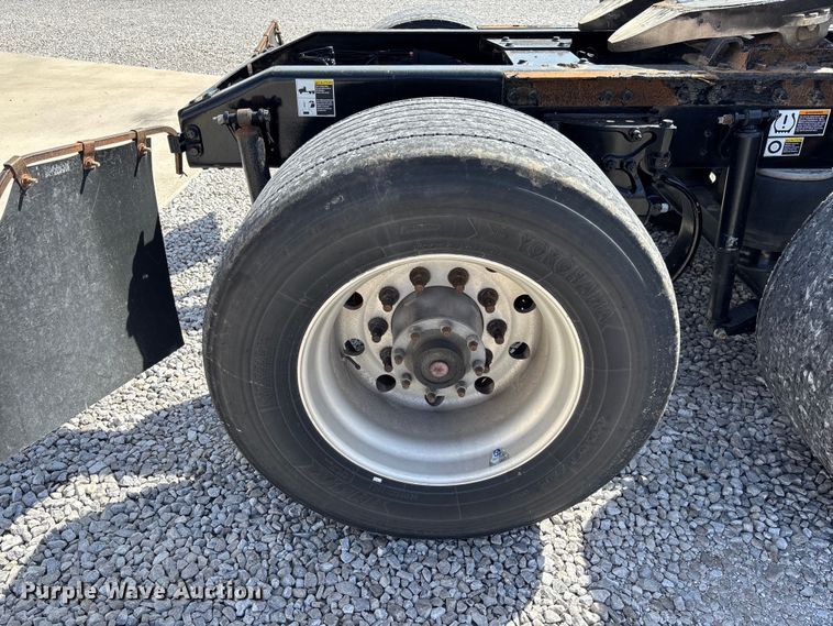 image for item FB3268 2019 Peterbilt 579 semi truck