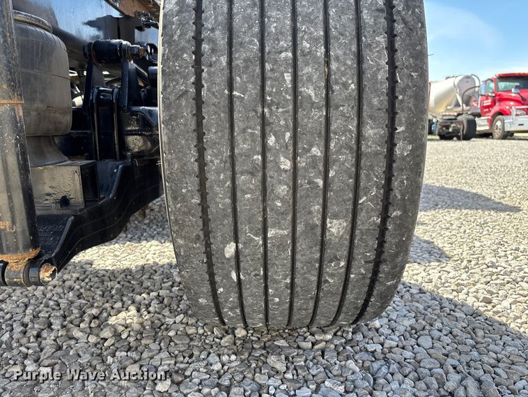 image for item FB3268 2019 Peterbilt 579 semi truck