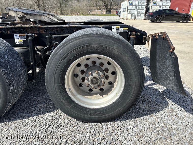 image for item FB3268 2019 Peterbilt 579 semi truck