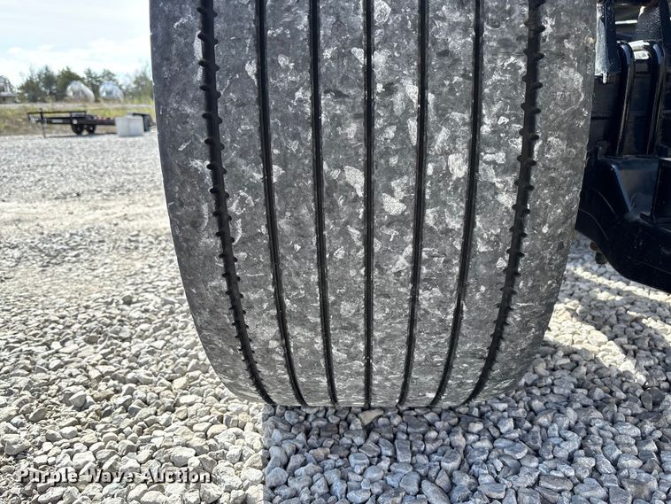 image for item FB3268 2019 Peterbilt 579 semi truck